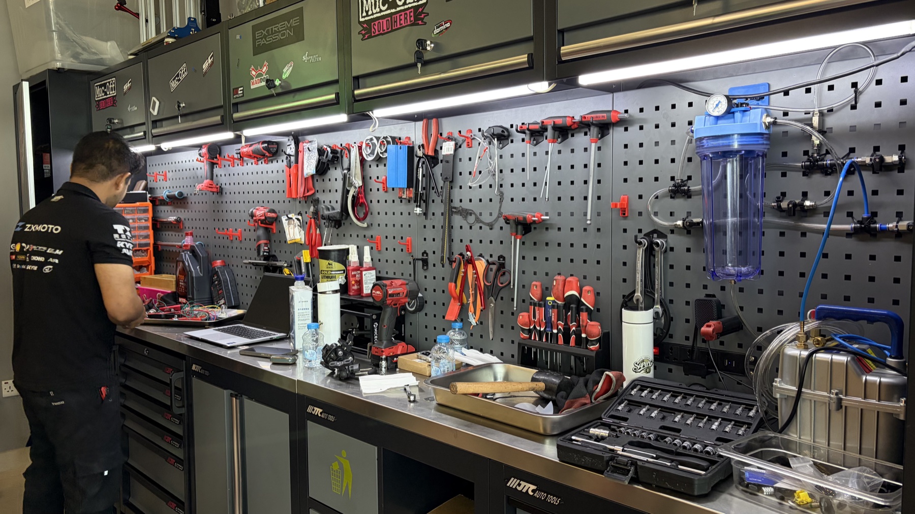 Super C Moto technician working at the diagnostics bench